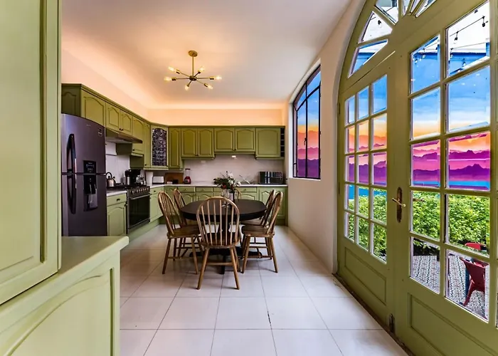 Сasa de vacaciones Artistic Haven In Roma Norte With Outdoor Dining *